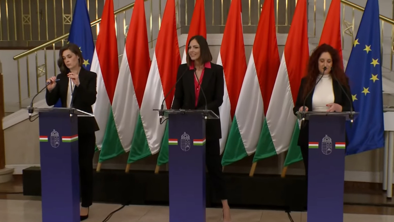 Kormányszóvivői tájékoztató: átvizsgálnak minden régi mozdonyt, visszavonnak 943 diplomataútlevelet, azbesztügyben lakossági egészségi vizsgálat indul