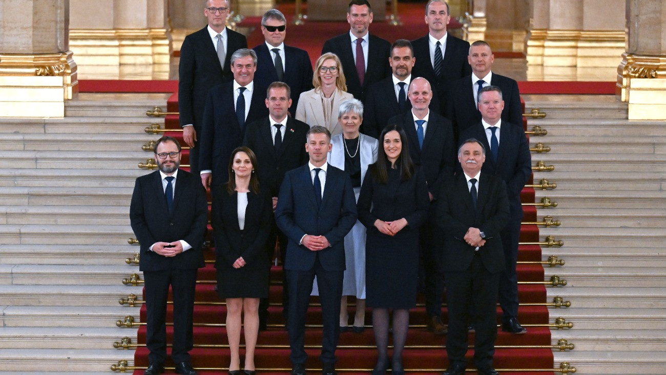 A Tisza-kormány minisztereinek csoportképe eskütételük után az Országház főlépcsőjén 2026. május 12-én. Elöl Kármán András pénzügyminiszter, Lőrincz Viktória vidék- és településfejlesztési miniszter, Magyar Péter miniszterelnök, Orbán Anita miniszterelnök-helyettes, külügyminiszter és Gajdos László élő környezetért felelős miniszter, a második sorban Ruff Bálint, a Miniszterelnökséget vezető miniszter, Lannert Judit oktatási és gyermekügyi miniszter, Tanács Zoltán tudományos és technológiai miniszter és Pósfai Gábor belügyminiszter, a harmadik sorban Kapitány István gazdasági és energetikai miniszter, Görög Márta igazságügyi miniszter, Bóna Szabolcs agrár- és élelmiszergazdasági miniszter és Ruszin-Szendi Romulusz honvédelmi miniszter, a hátsó sorban Tarr Zoltán társadalmi kapcsolatokért és kultúráért felelős miniszter, Kátai-Németh Vilmos szociális- és családügyi miniszter, Vitézy Dávid közlekedési és beruházási miniszter és Hegedűs Zsolt egészségügyi miniszter (b-j).