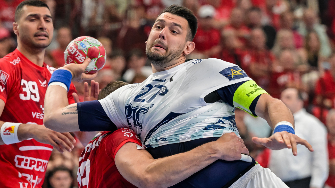 Yehia Elderaa (b) és Ligetvári Patrik (takarásban), a Veszprém, valamint Bánhidi Bence, a Szeged játékosa (j) a férfi kézilabda NB I döntõjében játszott One Veszprém HC - OTP Bank-Pick Szeged elsõ mérkõzésén a One Veszprém Arénában 2026. május 29-én.