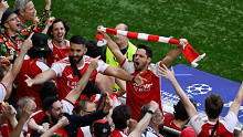 A félholt Arsenal-drukkert visszacsalogatták a budapesti kórházba