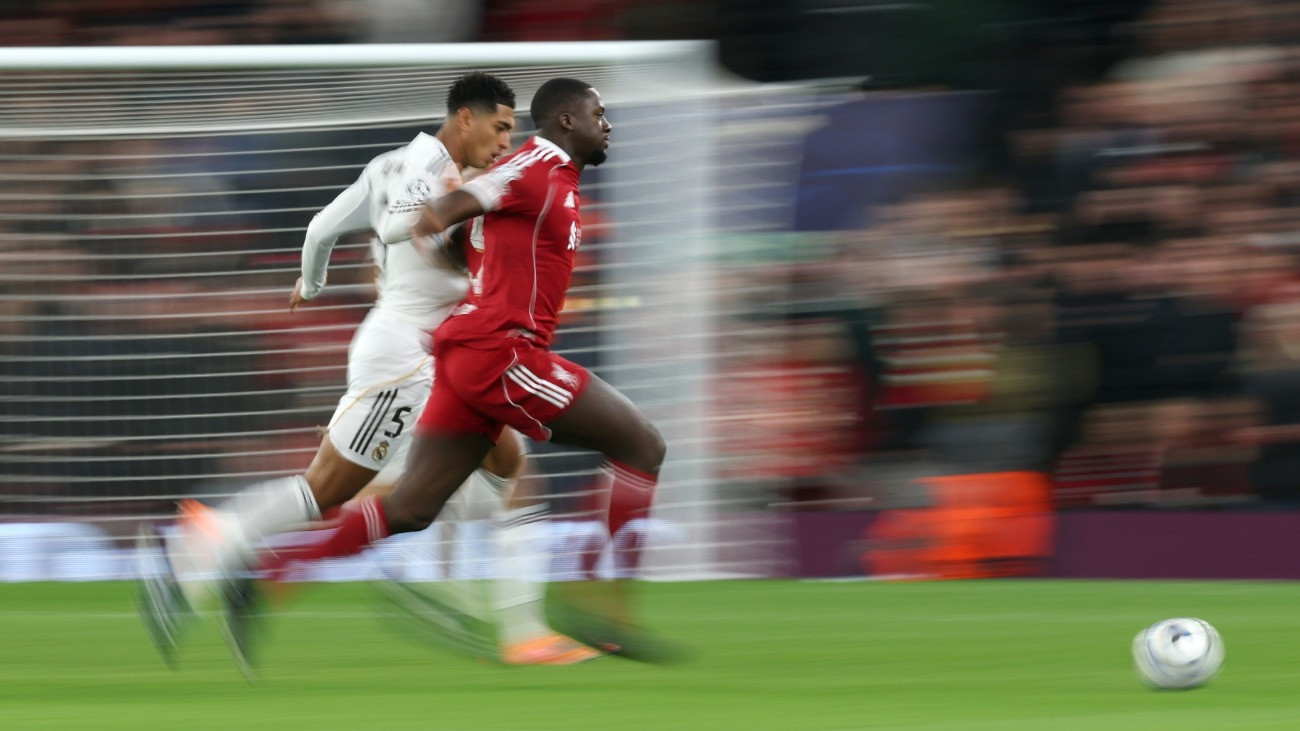 Jude Bellingham, a Real Madrid (b) és Ibrahima Konate, a Liverpool játékosa a labdarúgó Bajnokok Ligája alapszakasza negyedik fordulójának Liverpool - Real Madrid mérkõzésén Liverpoolban 2025. november 4-én.