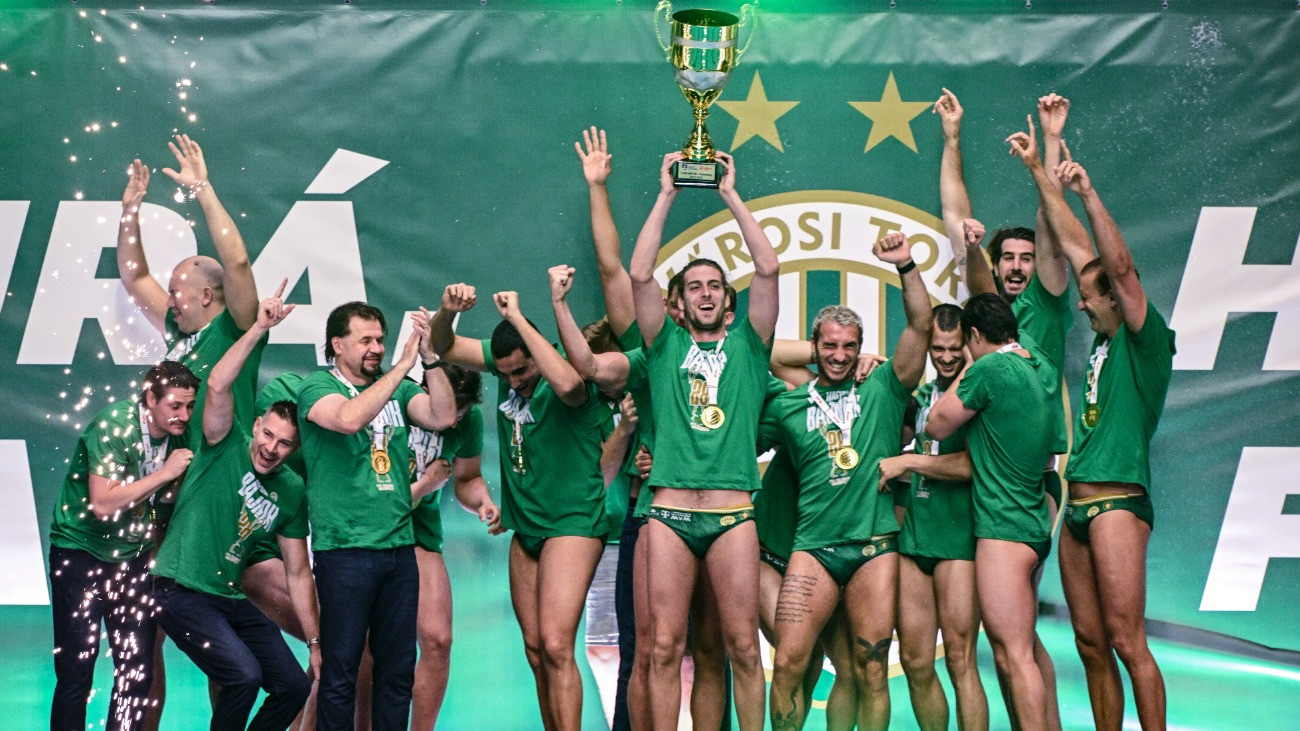 A bajnok Ferencváros játékosai az E.ON férfi vízilabda ob I döntõjében játszott FTC-Telekom Waterpolo - EPS-Honvéd harmadik mérkõzés utáni éremátadáson a Komjádi Uszodában 2026. május 31-én.