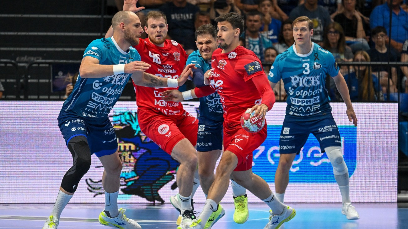 Ivan Martinovic (j2), a Veszprém és Borut Mackovsek (b), a Szeged játékosa a férfi kézilabda NB I döntõjében játszott OTP Bank-Pick Szeged - One Veszprém HC második mérkõzésen a szegedi Pick Arénában 2026. június 2-án.