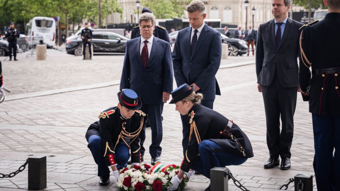 Már Párizsban van Magyar Péter, és rögtön egy akcióval kezdett – fotók