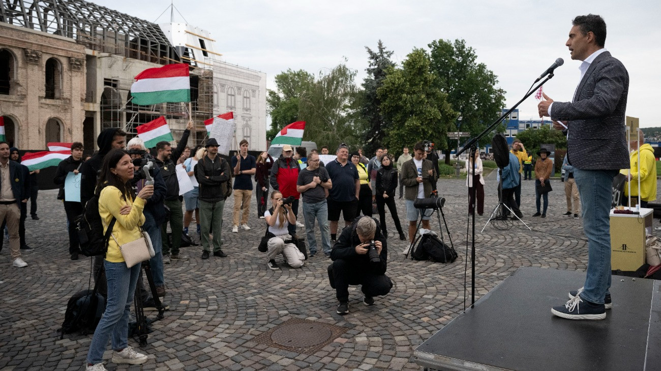 Vona Gábor pártelnök beszédet mond a Második Reformkor Párt (2RK) Sulyok Tamás államfõ lemondásáért és a közvetlen köztársaságielnök-választásért tartott tüntetésén a Sándor-palotánál 2026. június 3-án.