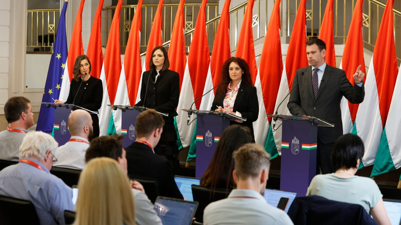 Vitézy Dávid a kormányzati tájékoztatón: le is kell hívnunk és el is kell számolnunk az uniós pénzt augusztus végéig
