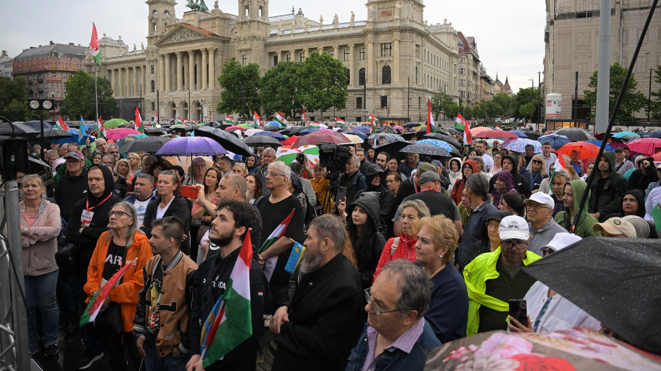 Résztvevõk az uniós migrációs paktum elleni tüntetésen a Kossuth téren 2026. június 5-én. Az Európai Unió migrációs paktumának elutasítását követelték a tüntetõk a jobboldali influenszerek által szervezett demonstráción.