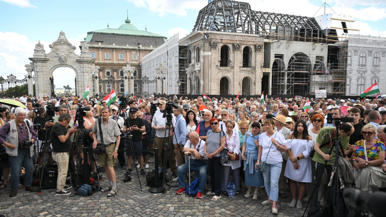 500-an mehettek el tüntetni Sulyok Tamás mellett, Magyar Péter is reagált
