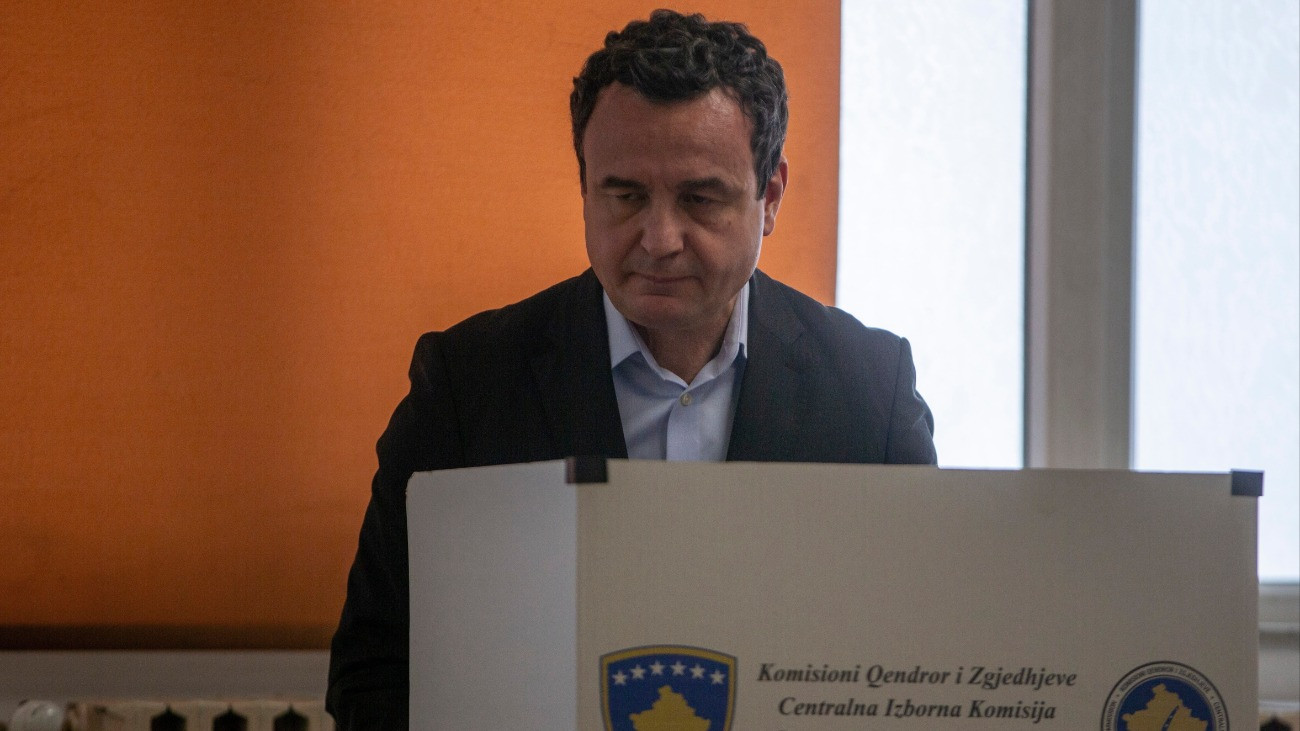 Albin Kurti koszovói miniszterelnök, az Önrendelkezés párt vezetõje szavazata leadása elõtt az a koszovói elõrehozott parlamenti választásokon Pristinában 2026. június 7-én. A voksolás már a harmadik parlamenti választás az országban 18 hónapon belül. Albin Kurti kormánya 2021 óta vezeti Európa legfiatalabb államát.
