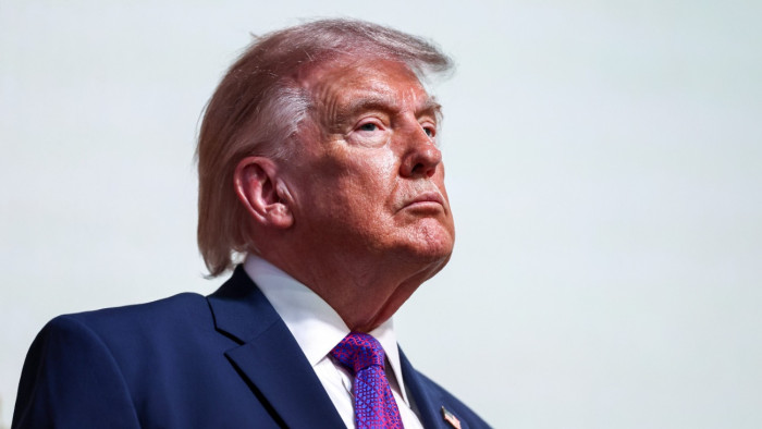 Donad Trump az asztalra csapott