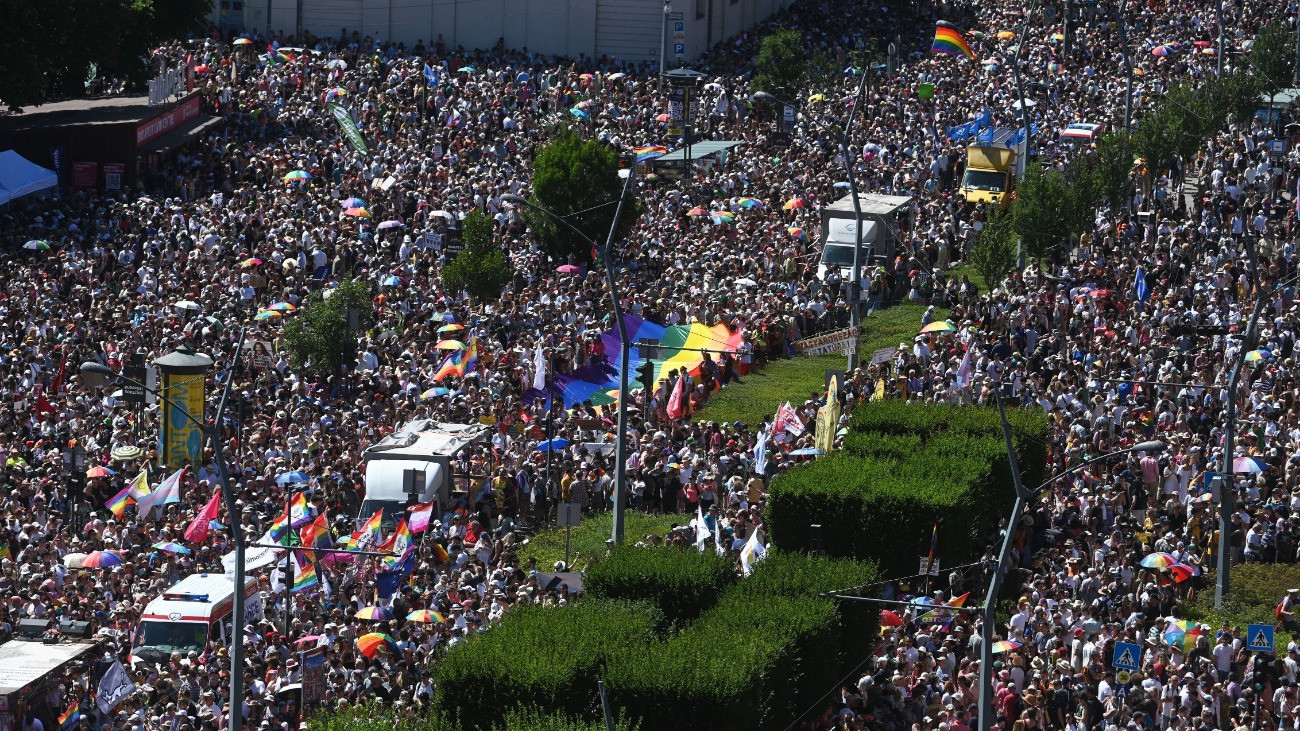 A Budapest Büszkeség rendezvény (eredetileg Budapest Pride felvonulás) résztvevõi a Károly körúton 2025. június 28-án.