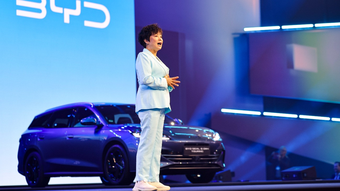 Stella Li, a BYD kínai autógyártó ügyvezetõ alelnöke beszél a BYD standján rendezett sajtótájékoztatón a müncheni Nemzeközi Autószalon (IAA) sajtónapján, 2025. szeptember 8-án.