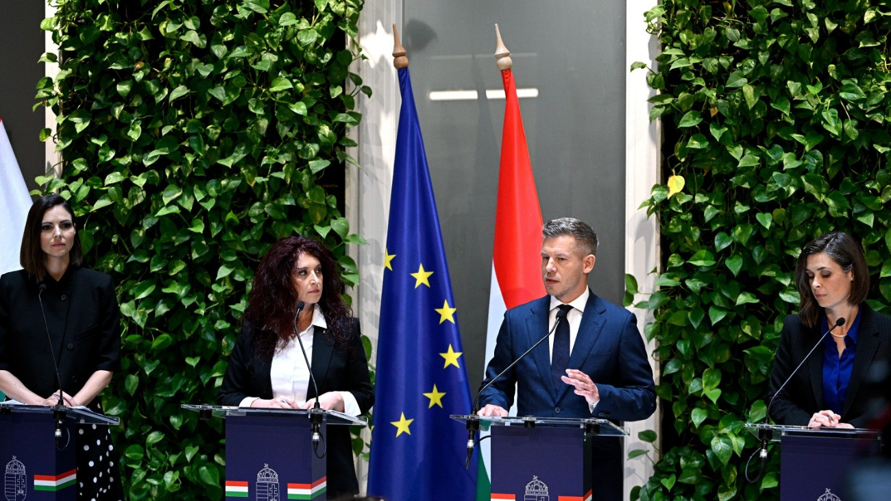 Magyar Péter miniszterelnök a Miniszterelnökségen tartott kormányszóvivõi sajtótájékoztatón 2026. június 11-én. Mellette Köböl Anita, Magyar Éva és Szondi Vanda kormányszóvivõk (b-j).