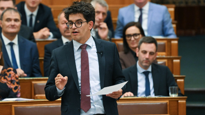 Parlament: minden „ragad a mocsoktól”, bárhová nyúl a Külügyminisztériumban az új államtitkár