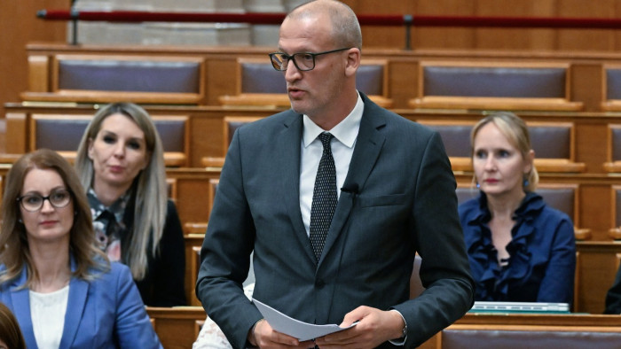 Módosította az Alaptörvényt az Országgyűlés – a nap hírei