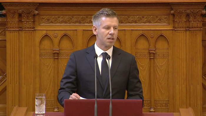 Magyar Péter az Országgyűlésben: nem szeretnénk kisajátítani sem 1956-ot, sem 1989-et
