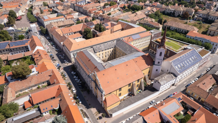 Gyomorszájon vágásokkal fegyelmezte a prefektus az esztergomi ferences kollégium diákját