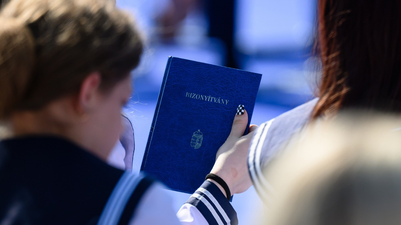 Jön a bizonyítványosztás, de jobb, ha mellőzzük a dicsekvő posztokat – tanácsok, intelmek a szakértőtől