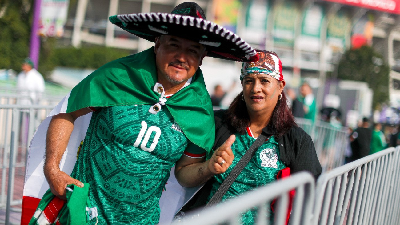Mexikói szurkolók várják a 2026-os labdarúgó-világbajnokság MexikóDél-Afrika nyitómérkõzésének kezdetét a mexikóvárosi Azték Stadion elõtt 2026. június 11-én.