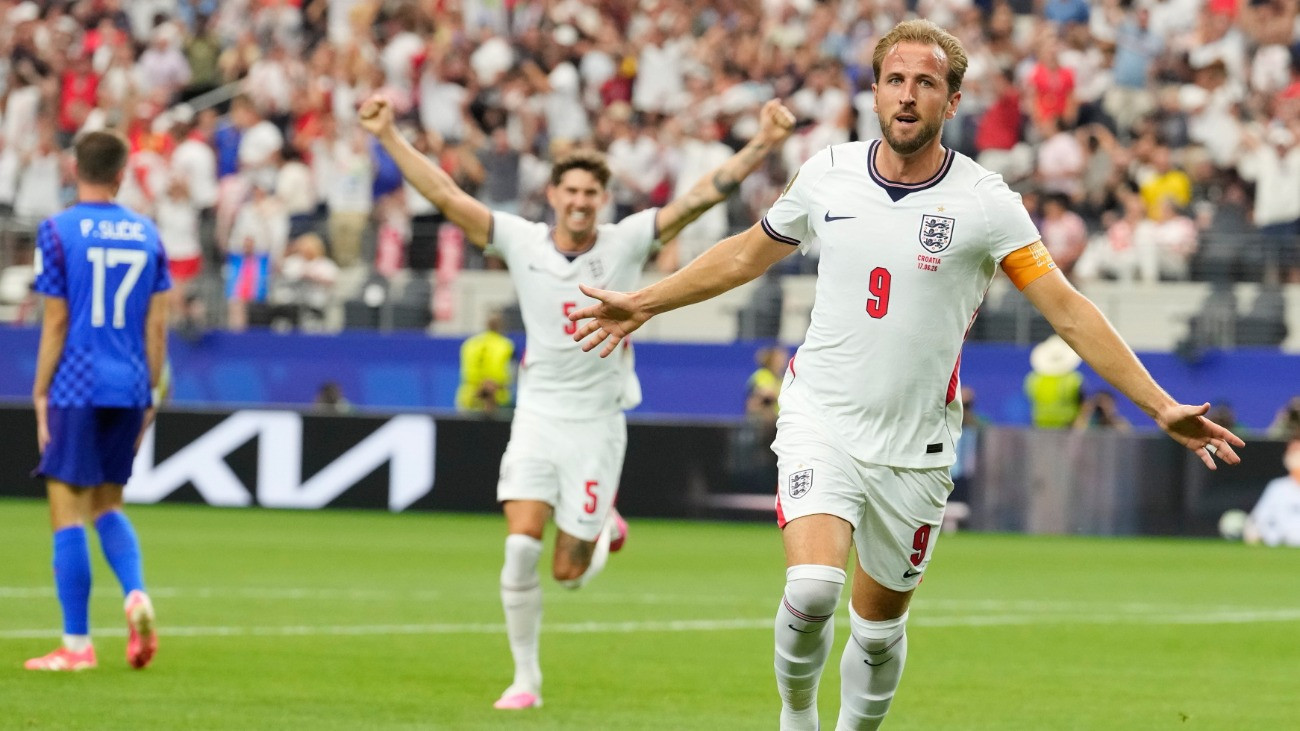 Az angol Harry Kane (j) ünnepel, miután a második gólját szerezte a 2026-os labdarúgó-világbajnokság L csoportja elsõ fordulójának Anglia-Horvátország mérkõzésén a dallasi AT&T Stadionban 2026. június 17-én.