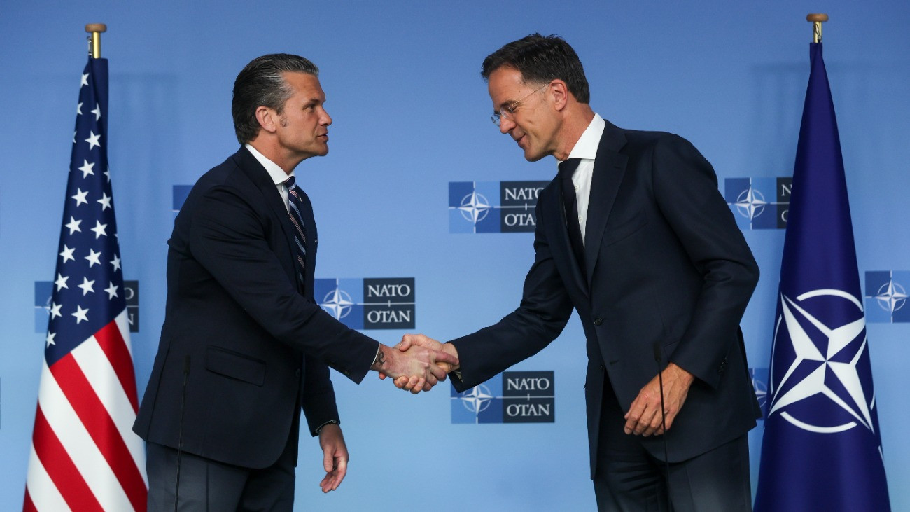 Mark Rutte NATO-fõtitkár (j) üdvözli Pete Hegseth amerikai hadügyminisztert a NATO-tagországok védelmi minisztereinek találkozóján Brüsszelben 2026. június 18-án. A miniszteri értekezlet a jövõ havi ankarai NATO-csúcstalálkozót készíti elõ, és a tervek szerint a védelmi kiadásokra, a katonai készenlétre, a hadiipari termelésre, valamint Ukrajna támogatásának folytatására összpontosít.