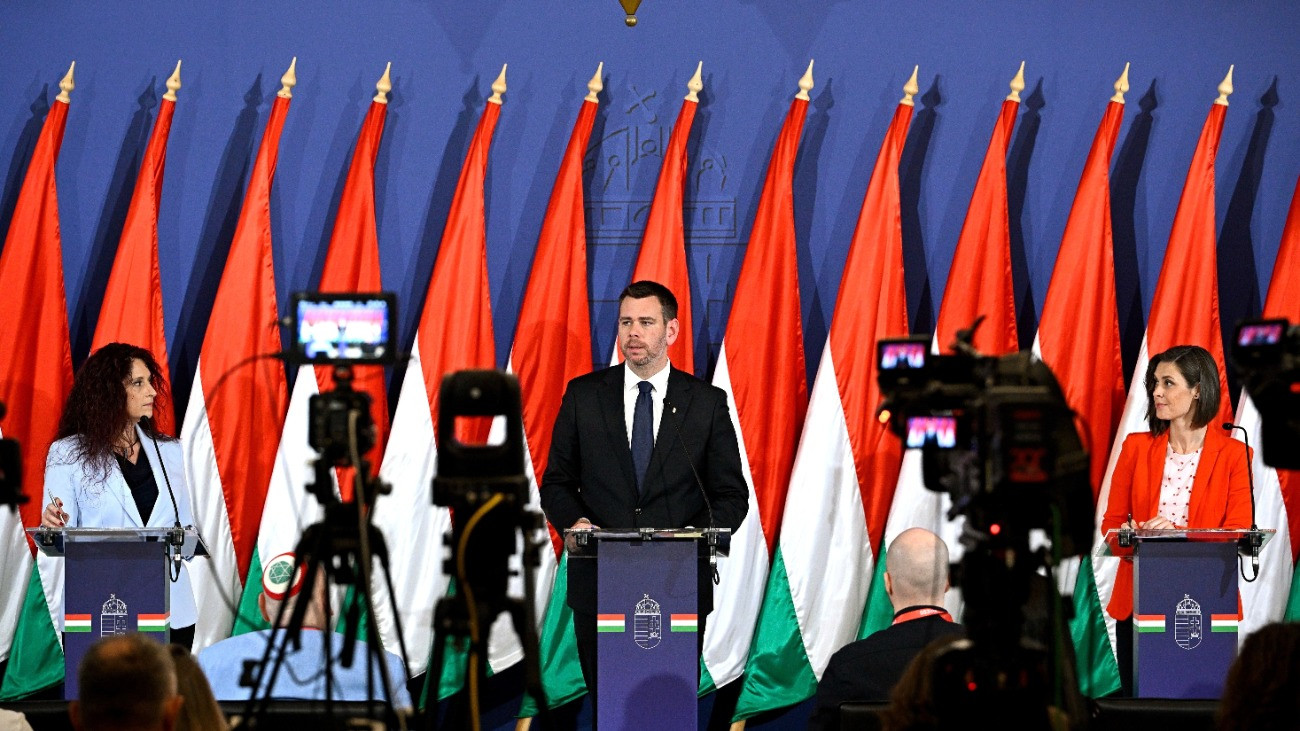 Vitézy Dávid közlekedési és beruházási miniszter a Miniszterelnökségen tartott kormányszóvivõi sajtótájékoztatón 2026. június 18-án. Mellette Magyar Éva (b) és Szondi Vanda kormányszóvivõk.
