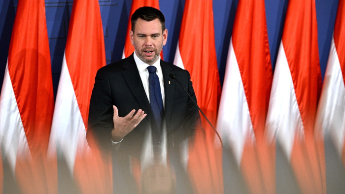 Magyar Péter külföldre megy, eljött Vitézy Dávid nagy lehetősége