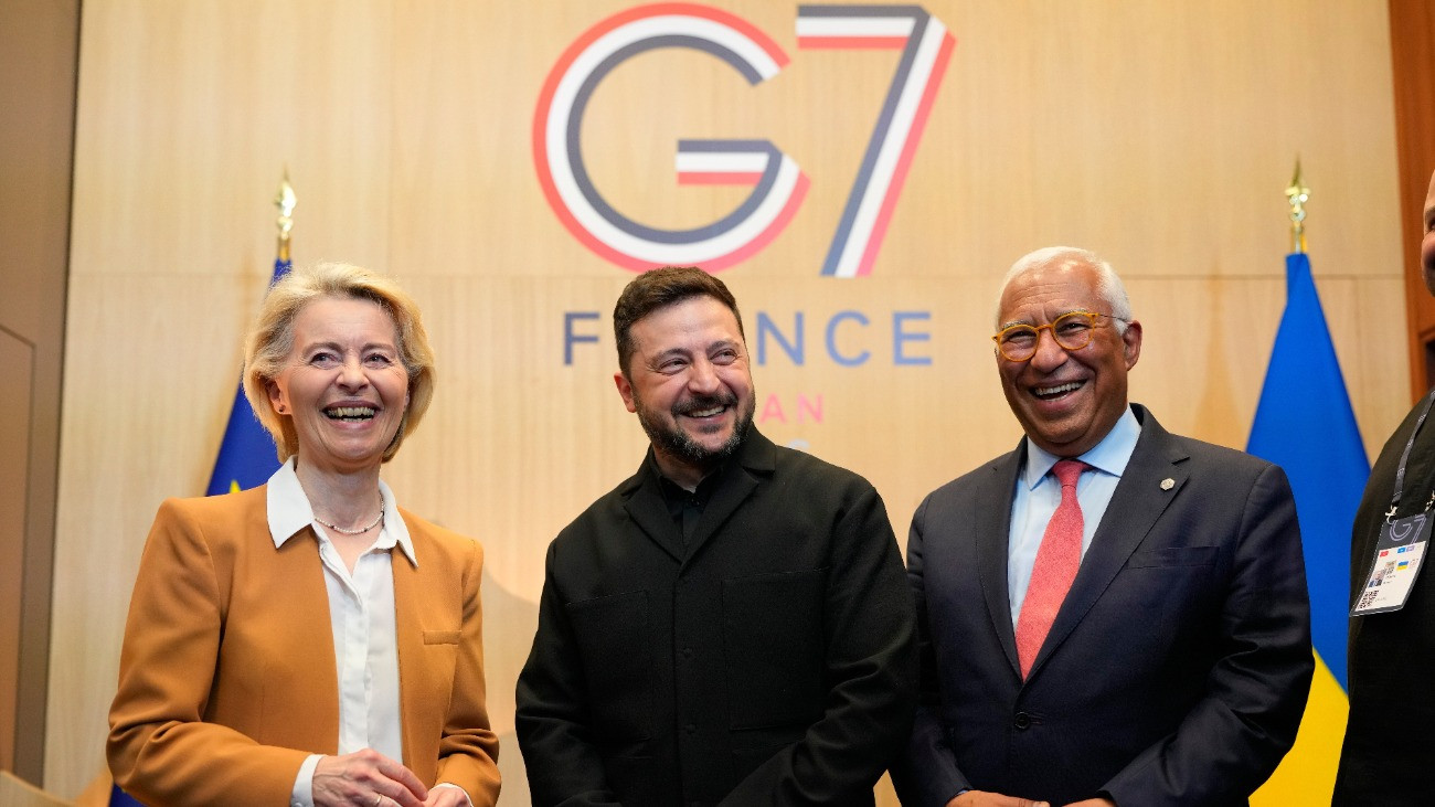 Ursula von der Leyen, az Európai Bizottság (b), António Costa, az Európai Tanács elnöke (j) és Volodimir Zelenszkij ukrán elnök a világ iparilag legfejlettebb hét államát tömörítõ csoport, a G7 csúcstalálkozója idején tartott megbeszélésük kezdetén a franciaországi Évian-les-Bains-ban 2026. június 16-án.