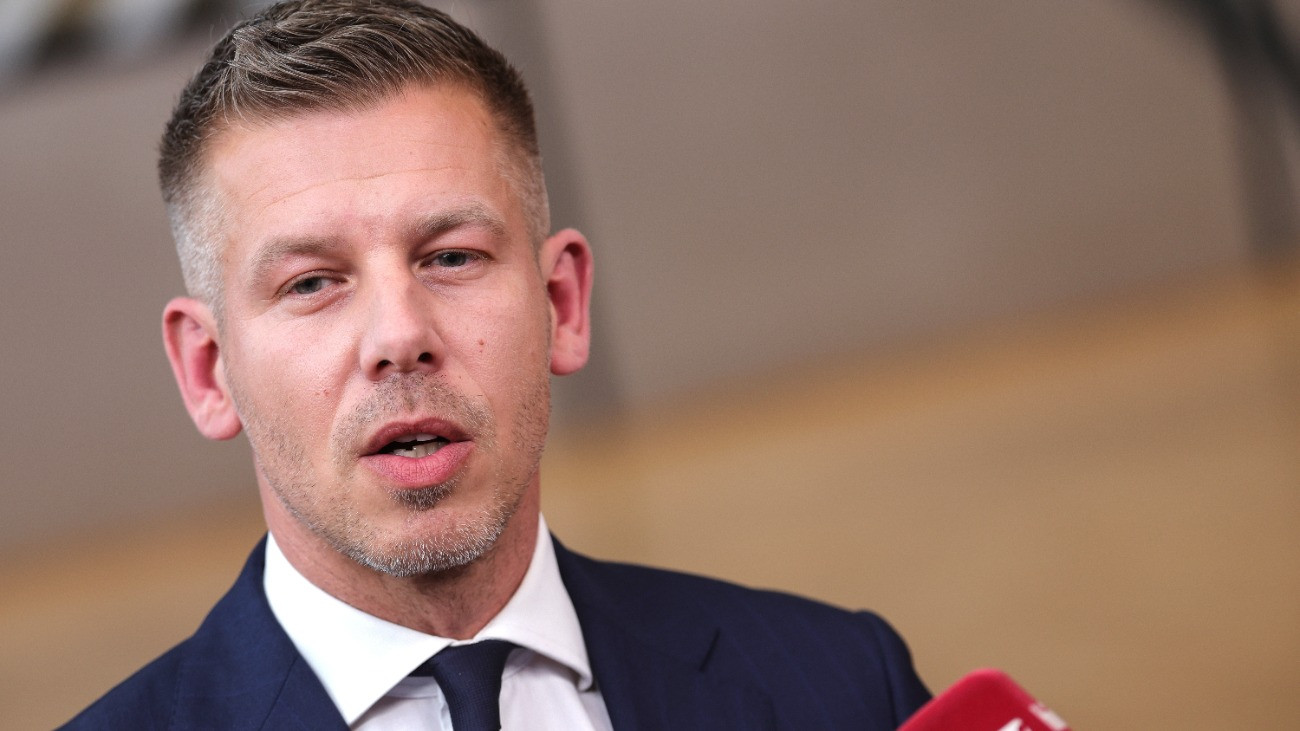 Magyar Péter miniszterelnök nyilatkozik a sajtó képviselõinek az Európai Unió kétnapos brüsszeli csúcstalálkozójának nyitóülése elõtt 2026. június 18-án.