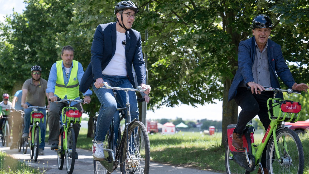 Karácsony Gergely fõpolgármester (b) és Horváth Tamás, a XVII. kerület fideszes polgármestere kerékpározik a Rákos-patak menti kerékpárút táblaavató ünnepségén 2026. június 12-én. Az Aktív Magyarország Programban immár hetedik alkalommal meghirdetett Év Kerékpárútja szavazást idén a Zala vármegyei Szentpéterfölde kör és a budapesti Rákos-patak menti kerékpárút nyerte el.