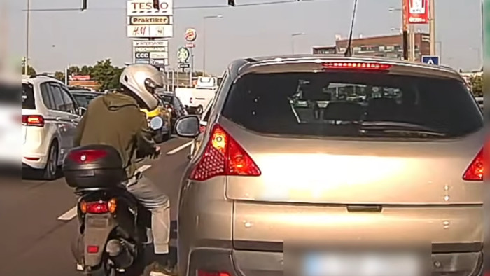 Nem bírt uralkodni magán a motoros, könyökkel csapott oda – videó