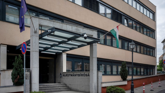 Polt Péteren kívül még három alkotmánybírónak kell távoznia, ha elfogadják az Alaptörvény-módosítást