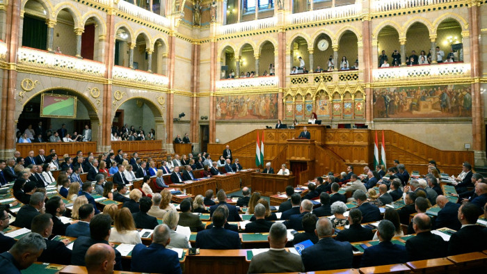 Közmédia, EU-pénzek, politikai reklámok, üzemanyagár – forró nap vár a parlamentre