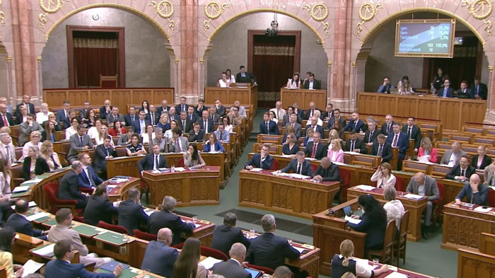Országgyűlés: újabb sűrű két nap jön, hétfőn Magyar Péter kezd, most szüntetik meg a Szuverenitásvédelmi Hivatalt