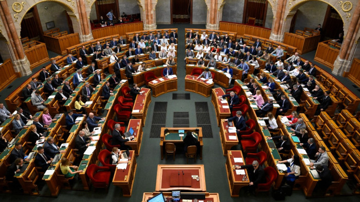 Hosszan vitázott az Országgyűlés a polgármesterek fizetéséről