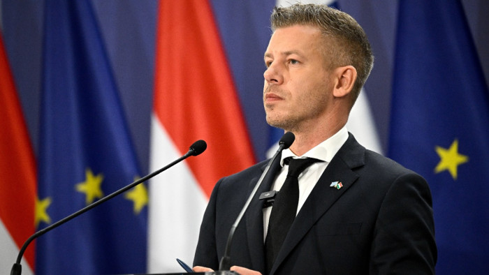 Magyar Péter üzent „a magukat elemzőnek, politikusnak vagy újságírónak nevezőknek”