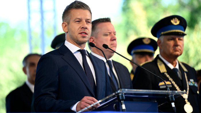 Magyar Péter a tisztavatáson: nem annak kell félnie, aki a törvényt betartja