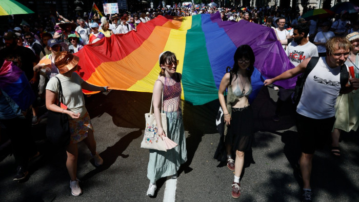 Pártok is a Pride-on – elindult a menet, számos mentőautóval