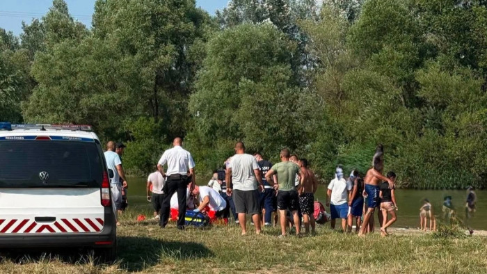 Megfulladt egy gyermek strandolás közben: tragédia Borsodban