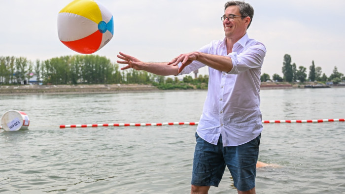 A főpolgármester megnyitotta Budapesten az Árasztó-part szabadstrandot