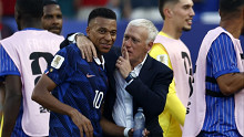 A franciák szerint a paraguayiak Deschamps halott édesanyját sértegették