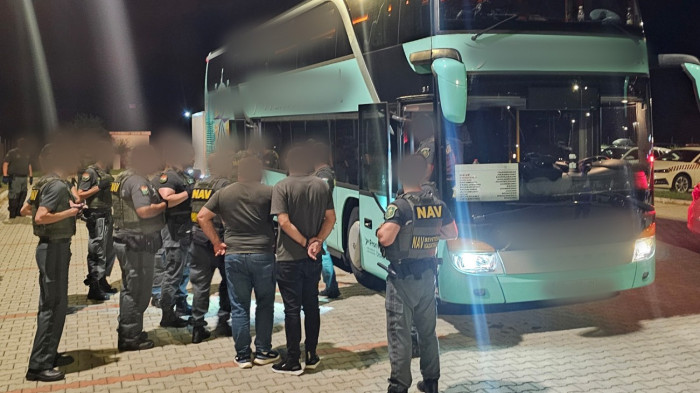 Cigarettával álcázták az éles lőfegyvereket – videó