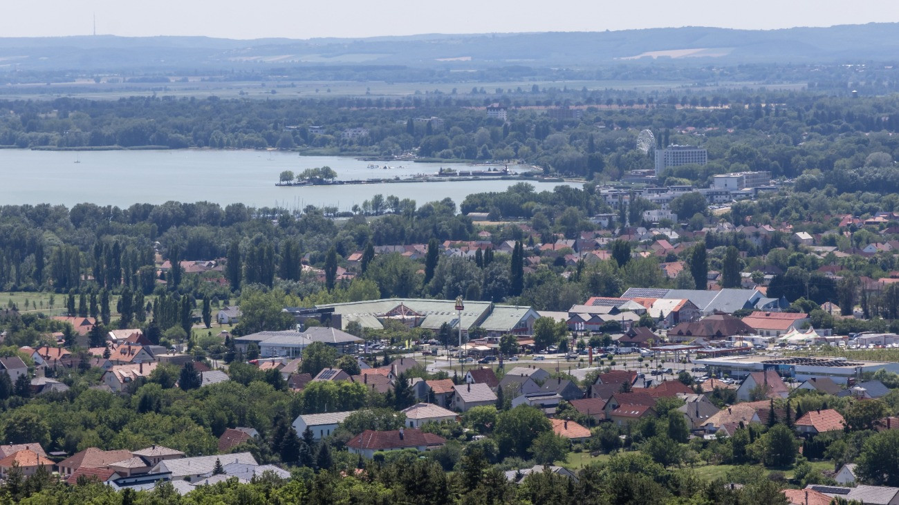 Lézengő emberek, kora esti bezárások – várhatóan gyenge szezonja lesz a hazai turizmusnak