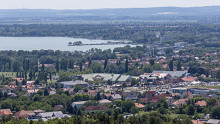 Lézengő emberek, kora esti bezárások – várhatóan gyenge szezonja lesz a hazai turizmusnak    