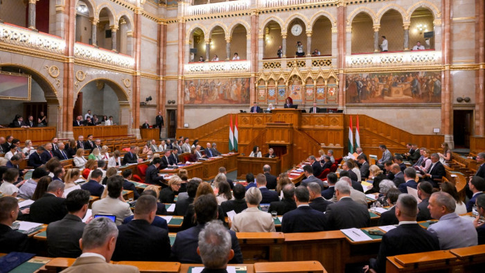 A demokrácia és az energiahasználat miatt is számon kérték a kormányt napirend előtt