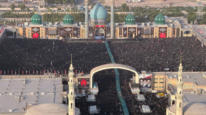 Félelmetes tömeg gyűjt össze Hamenei halotti imáján