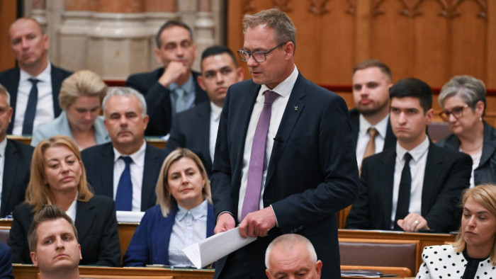 Trágár kijelentése miatt kényszerült bocsánatkérésre a tiszás képviselő a parlamentben
