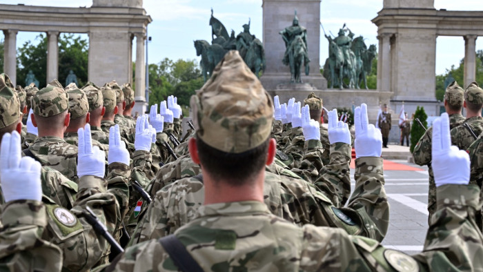 Gripenek húztak el Budapest egén, miközben félezer katona gyűlt össze a Hősők terén – képek