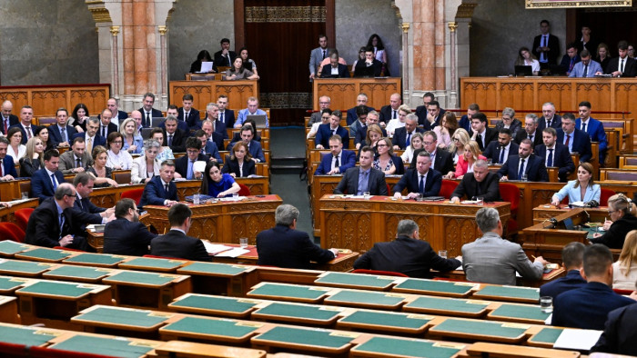 Parlamenti nap, új alkotmánybírókat választanak, döntenek az ügynökakták nyilvánosságra hozásáról is