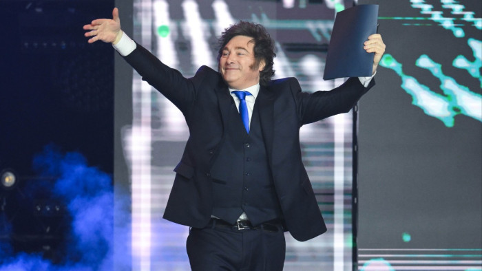 Otthon, kabátban nézi a döntőt az argentin elnök, Trump nem babonás